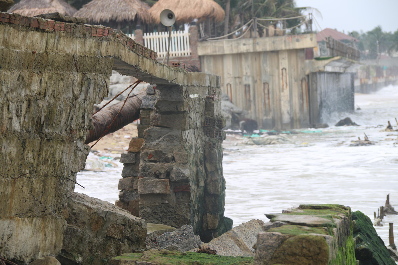 Sạt lở ăn sát vào móng của dãy nhà hàng ven biển, phá hỏng một số hạng mục, nhà hàng.