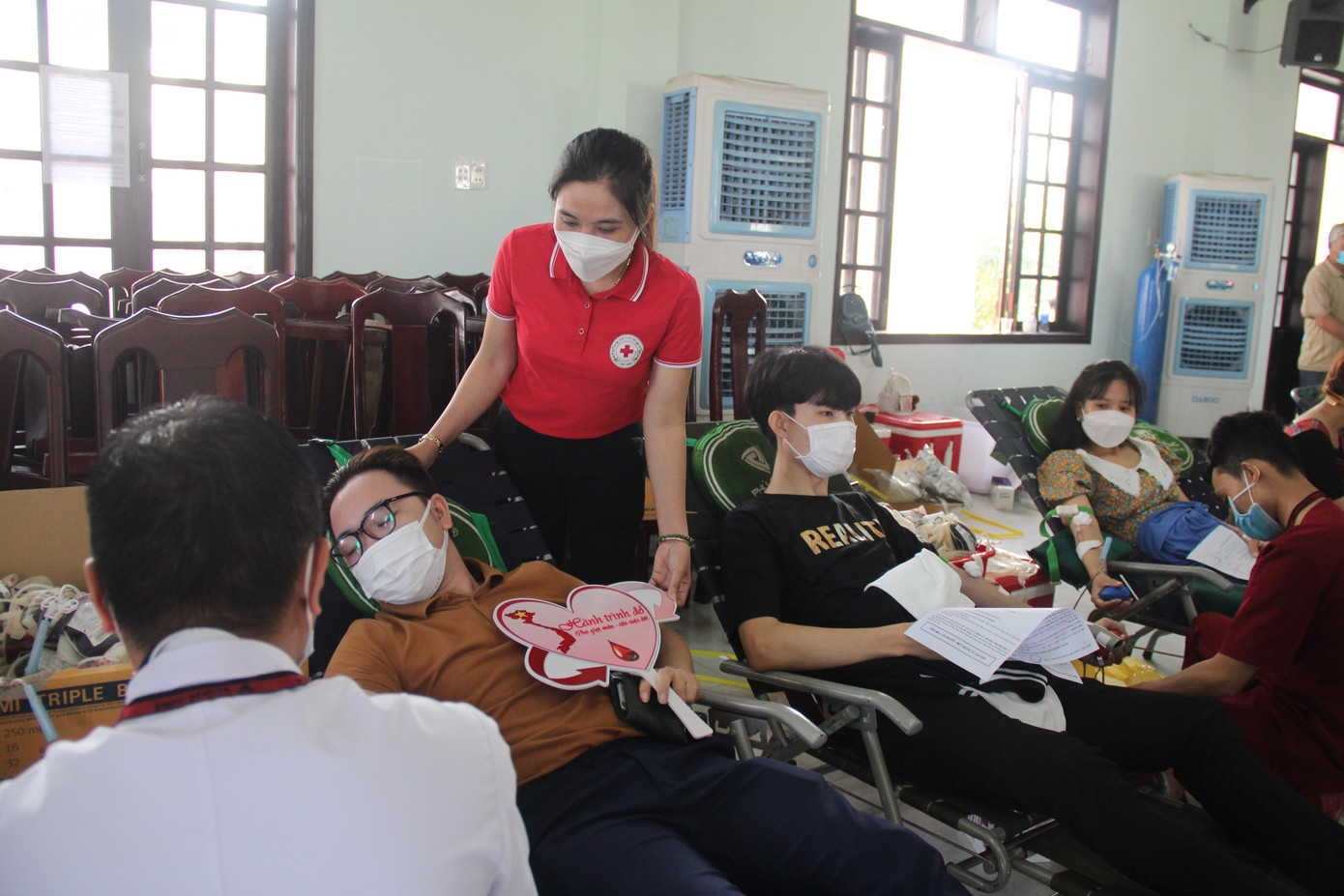 Động viên TNV tham gia hiến máu.