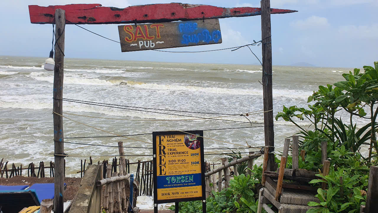 Biển ăn sâu vào đất liền đe doạ nhà dân, cơ sở kinh doanh.