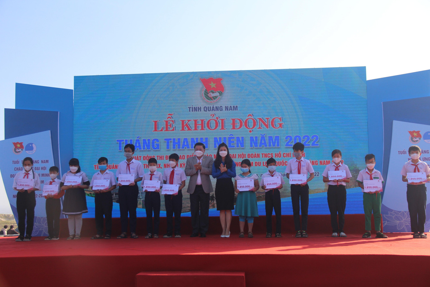 Trao tặng nhiều phần quà cho các em học sinh vượt khó tại buổi lễ.