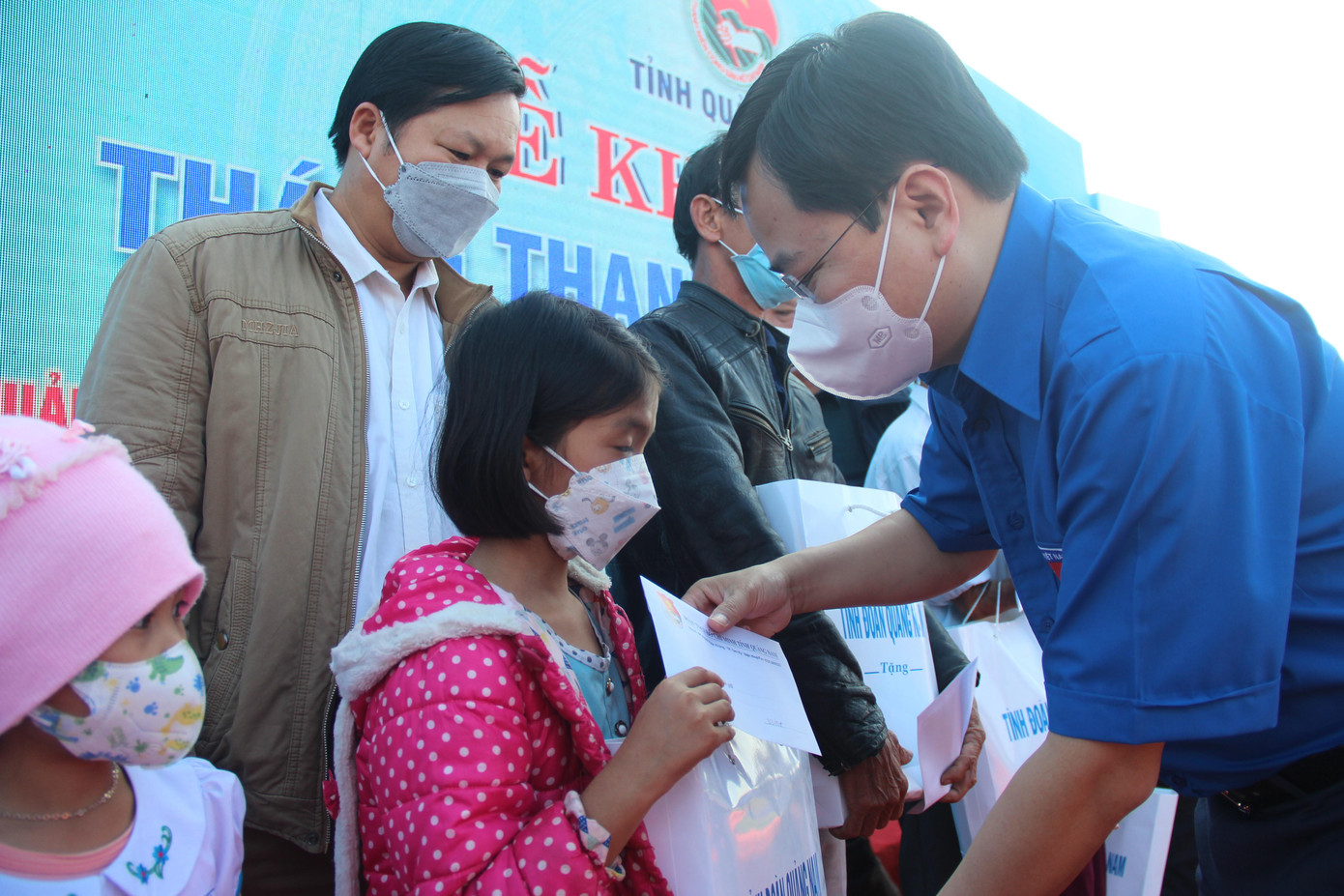 Bí thư thứ nhất T.Ư Đoàn trao quà đến các em thiếu nhi có hoàn cảnh khó khăn.