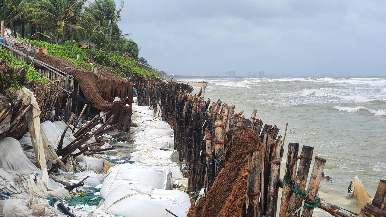 Bờ kè tạm bị sóng biển dâng cao kèm theo gió mạnh đã làm hư hỏng, cuốn trôi một khối lượng lớn cát.