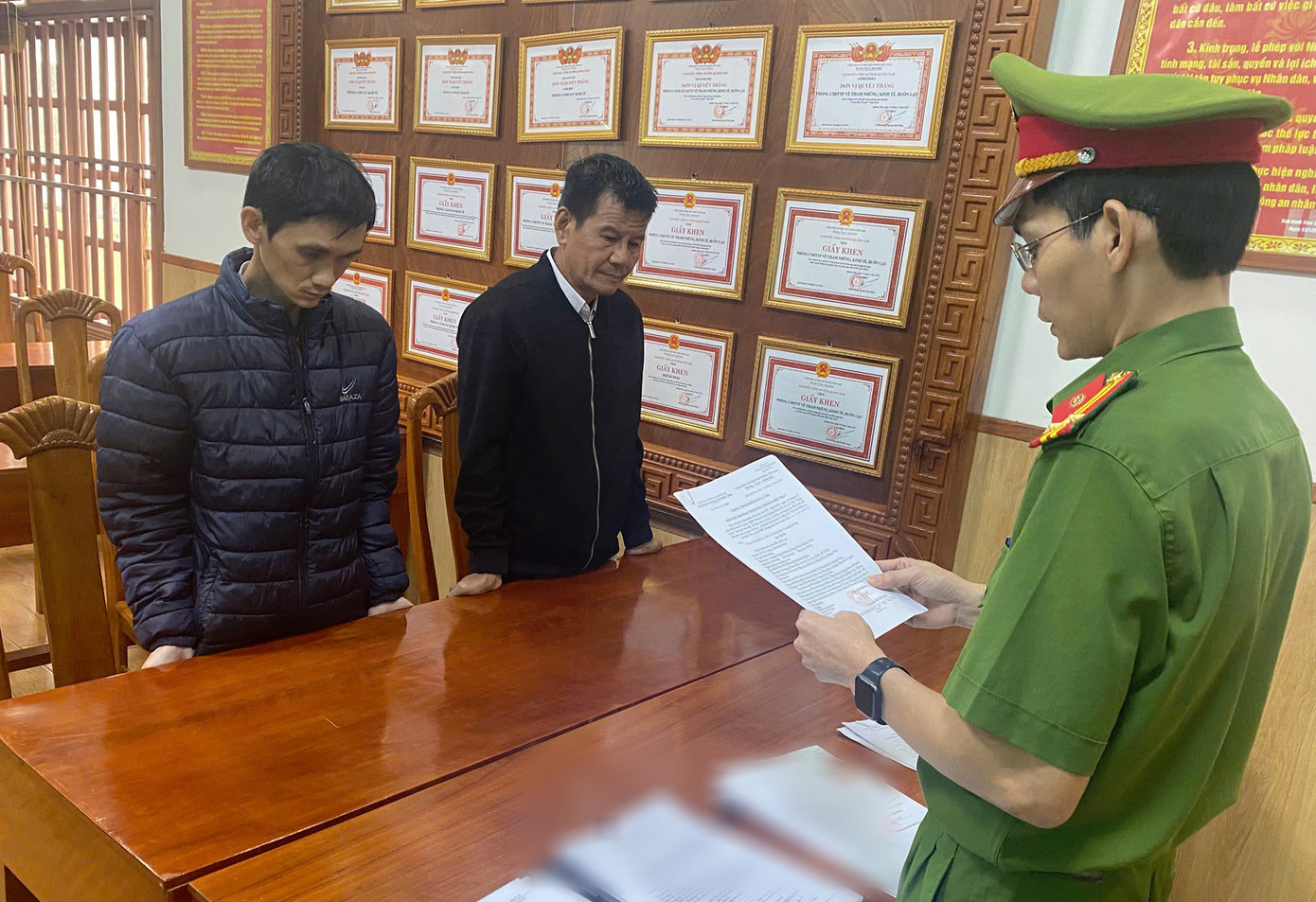 Khởi tố hai bị can Lê Viết Trọng và Hoàng Duy Sơn. Ảnh CA Khởi tố hai bị can Lê Viết Trọng và Hoàng Duy Sơn. Ảnh CA