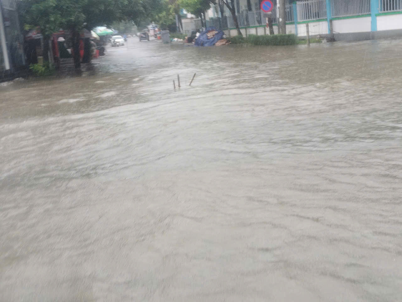 Mưa trắng trời, ngập sâu tại nhiều tuyến phố. Mưa trắng trời, ngập sâu tại nhiều tuyến phố.