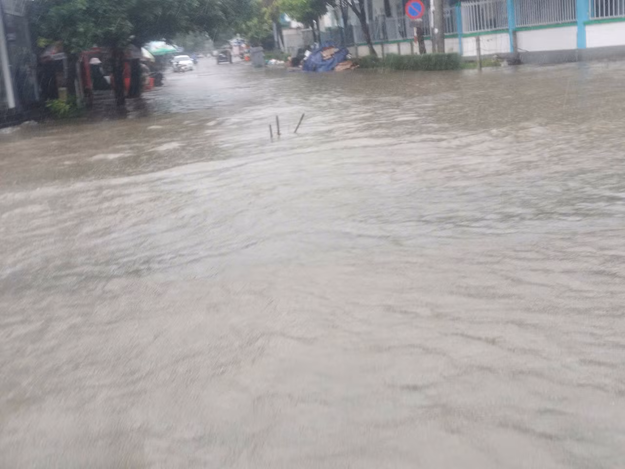 Mưa trắng trời, ngập sâu tại nhiều tuyến phố. Mưa trắng trời, ngập sâu tại nhiều tuyến phố.
