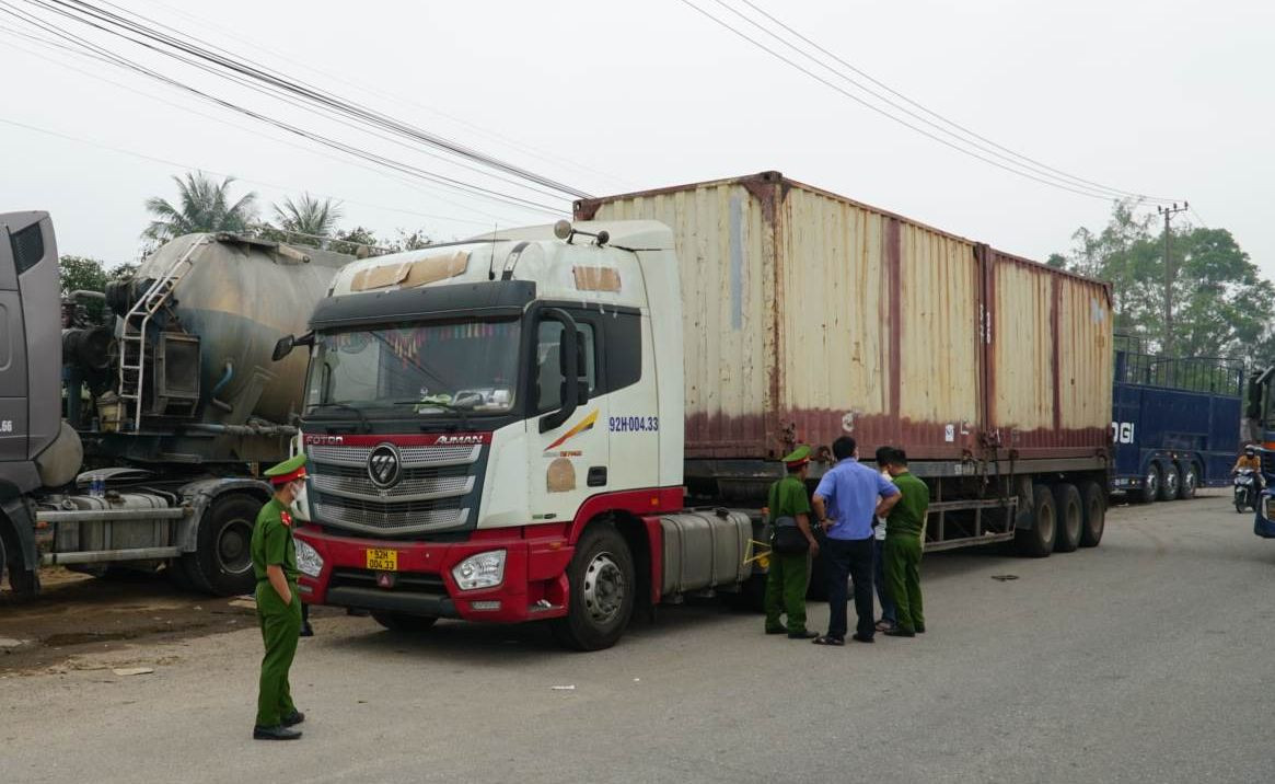 Sau va chạm, xe container cách xe khách khoảng 300 mét.