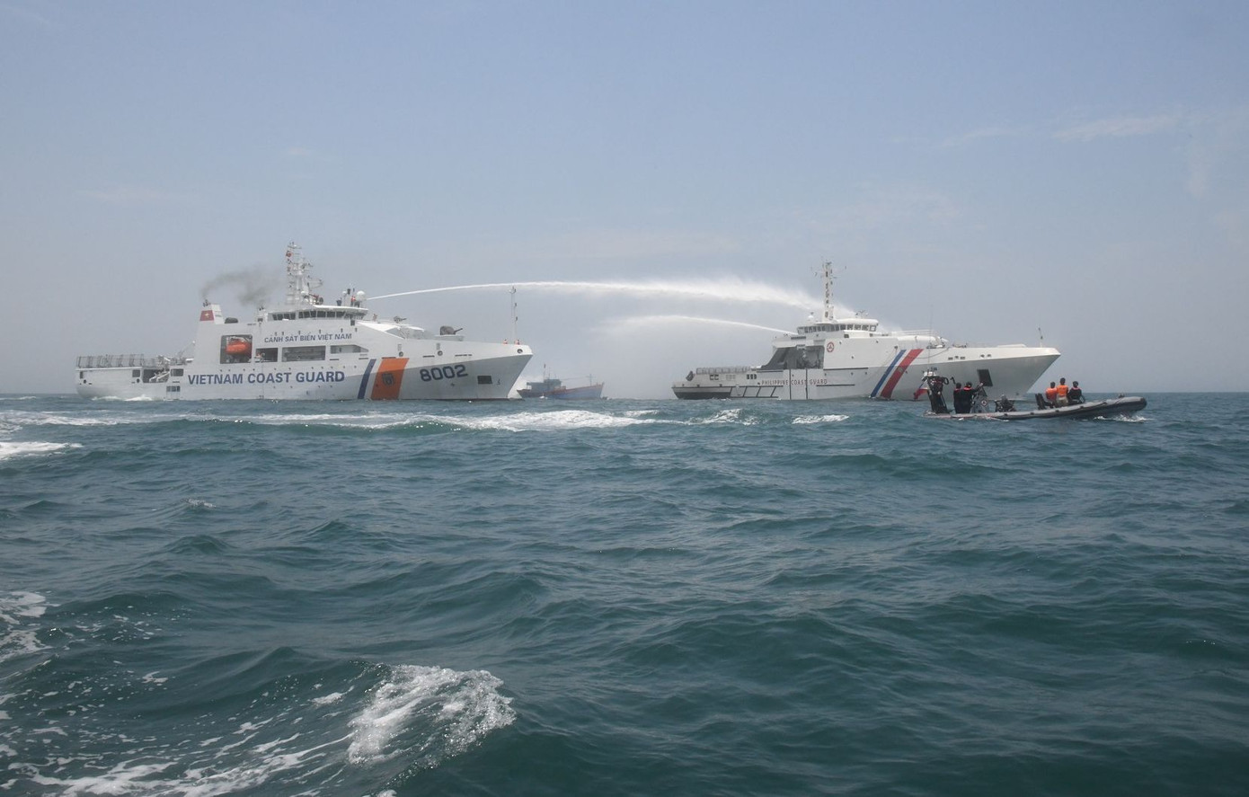 Tàu CSB 8002 của Bộ Tư lệnh Vùng Cảnh sát biển 2 và tàu BRP Gabriela Silang của Lực lượng Bảo vệ Bờ biển Philippines luyện tập trên biển. Ảnh: Nam Trung