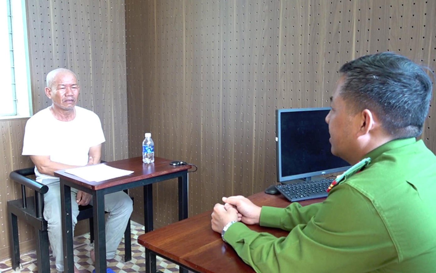 Đối tượng Trần Bảo Uyên tại cơ quan công an. Ảnh CAQN Đối tượng Trần Bảo Uyên tại cơ quan công an. Ảnh CAQN