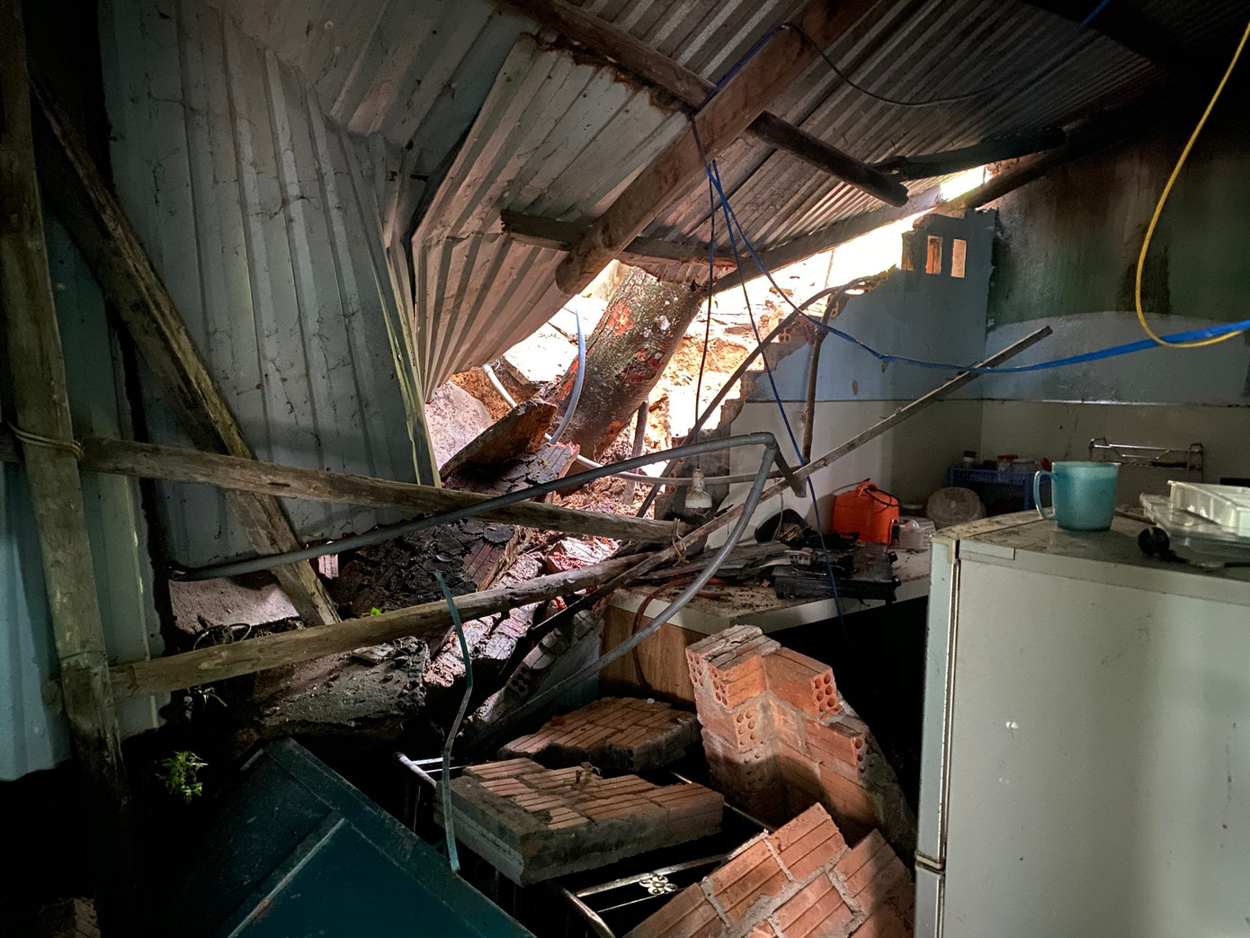 Đất đá tràn vào nhà làm sập tường, hư hỏng nhiều đồ đạc.