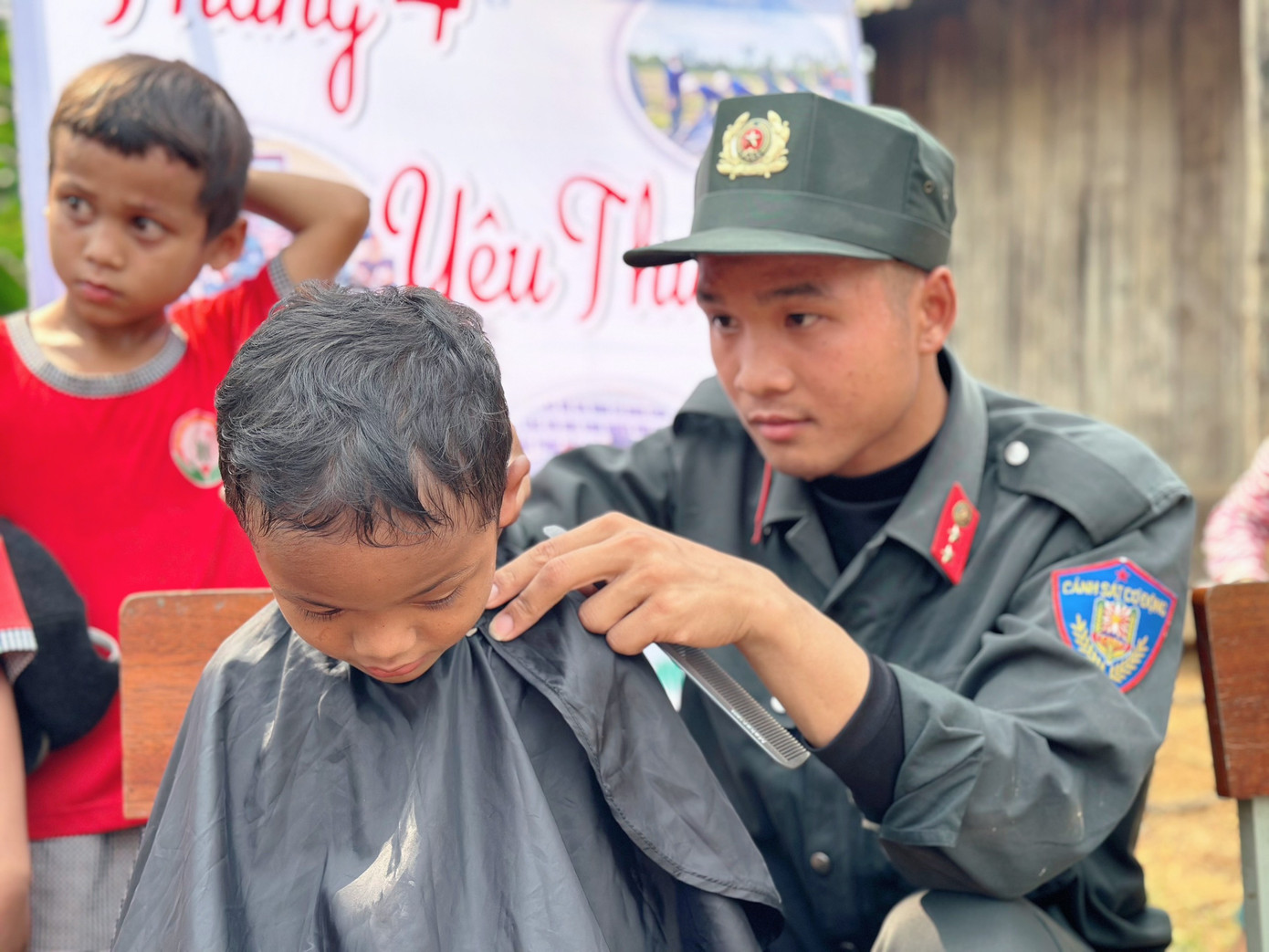 Nấu ăn, cắt tóc miễn phí cho người dân và các em nhỏ. Nấu ăn, cắt tóc miễn phí cho người dân và các em nhỏ.