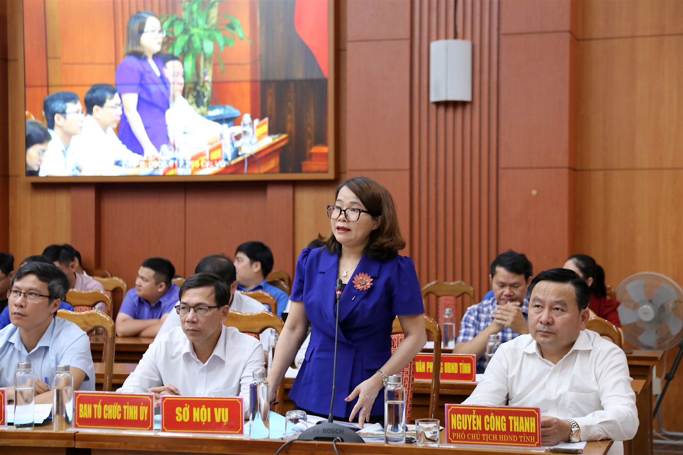 Lãnh đạo các sở, ngành trả lời các câu hỏi bạn trẻ đặt ra tại buổi đối thoại.