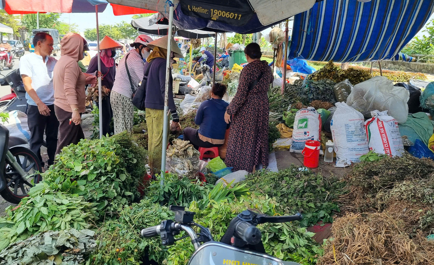 Theo quan niệm của người dân địa phương, vào đúng 12 giờ trưa ngày 5/5 âm lịch, người ta lấy nhiều loại lá rừng chặt nhỏ phơi khô làm nước uống.