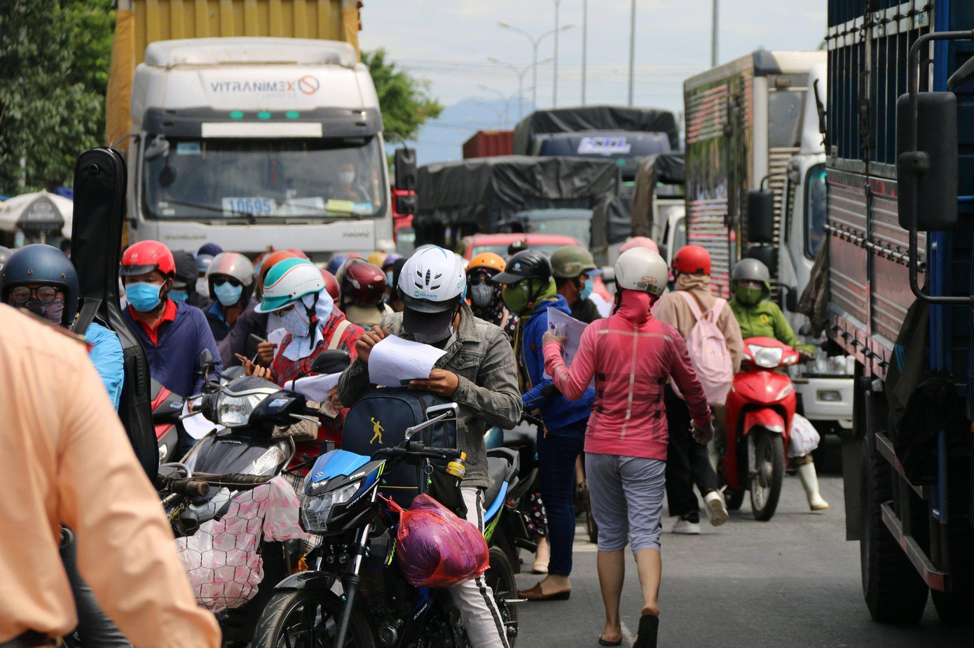 Việc người dân ùn ùn rời Đà Nẵng, di chuyển về Quảng Nam (chủ yếu bằng phương tiện xe máy) đã tạo nên cảnh ùn tắc kéo dài tại chốt kiểm soát dịch đặt ở xã Điện Thắng Bắc, thị xã Điện Bàn, Quảng Nam - khu vực giáp ranh với địa bàn TP Đà Nẵng. Việc người dân ùn ùn rời Đà Nẵng, di chuyển về Quảng Nam (chủ yếu bằng phương tiện xe máy) đã tạo nên cảnh ùn tắc kéo dài tại chốt kiểm soát dịch đặt ở xã Điện Thắng Bắc, thị xã Điện Bàn, Quảng Nam - khu vực giáp ranh với địa bàn TP Đà Nẵng.