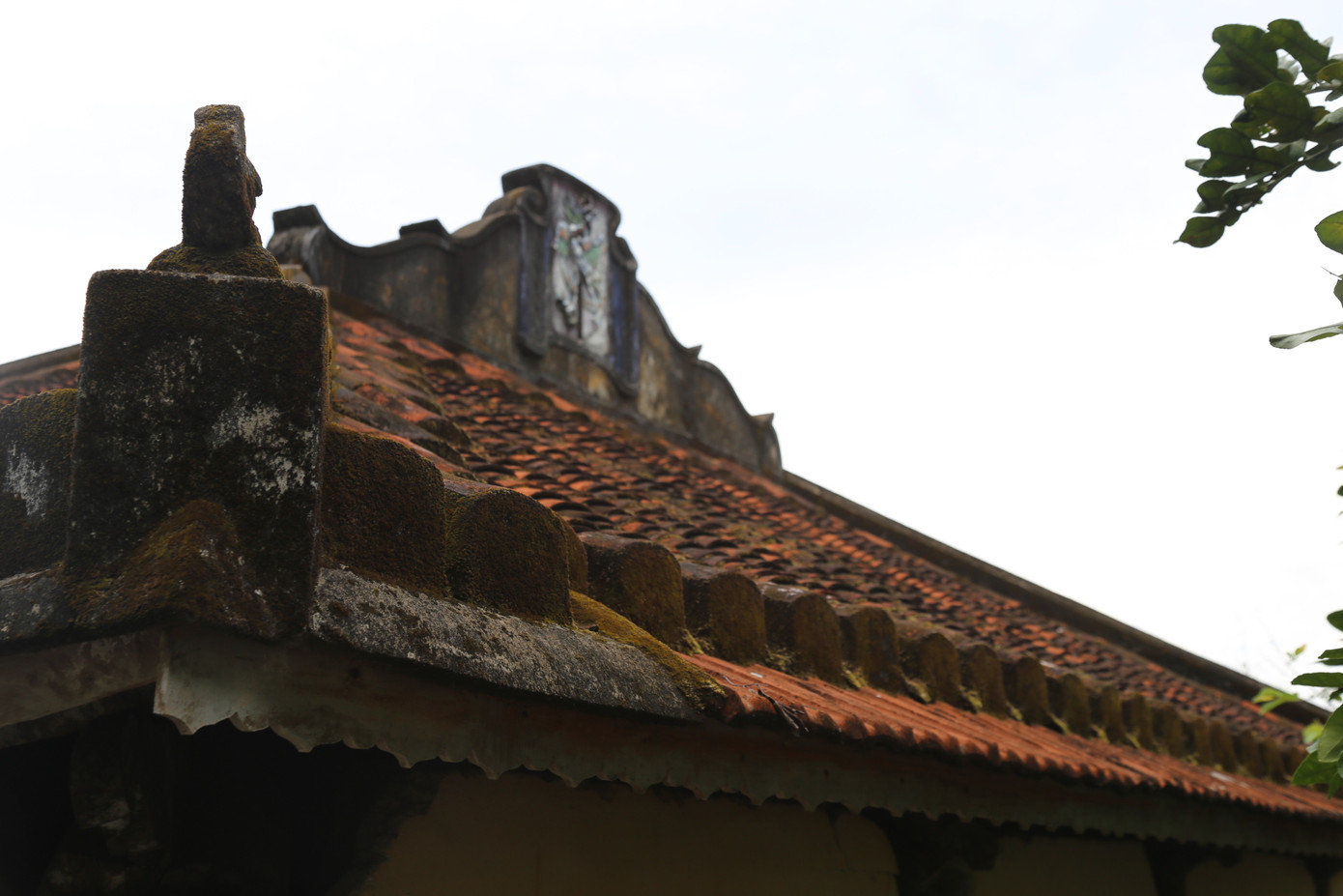 Ngôi nhà còn giữ nguyên nét xưa cổ.