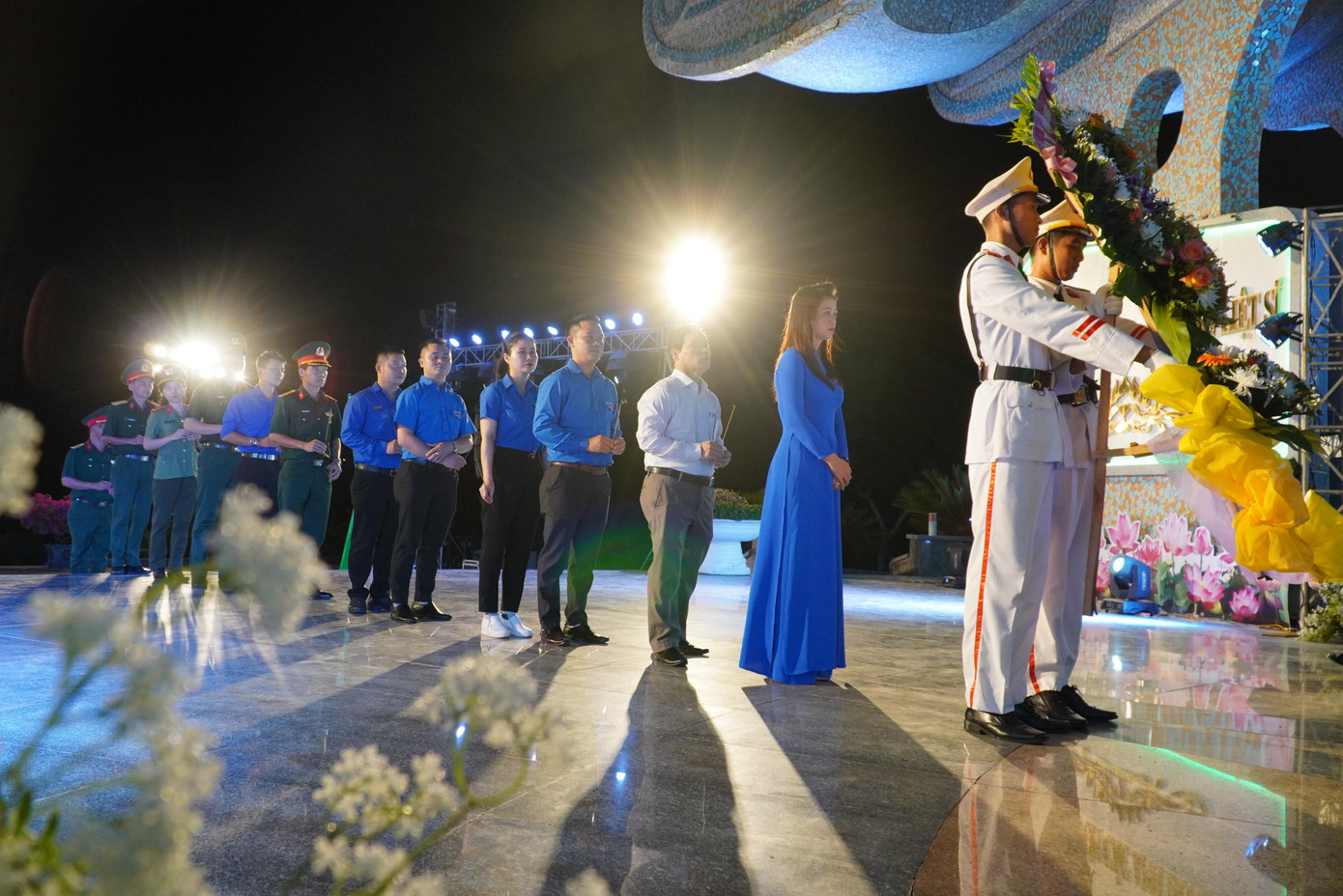 Dâng hương, hoa các anh hùng liệt sĩ