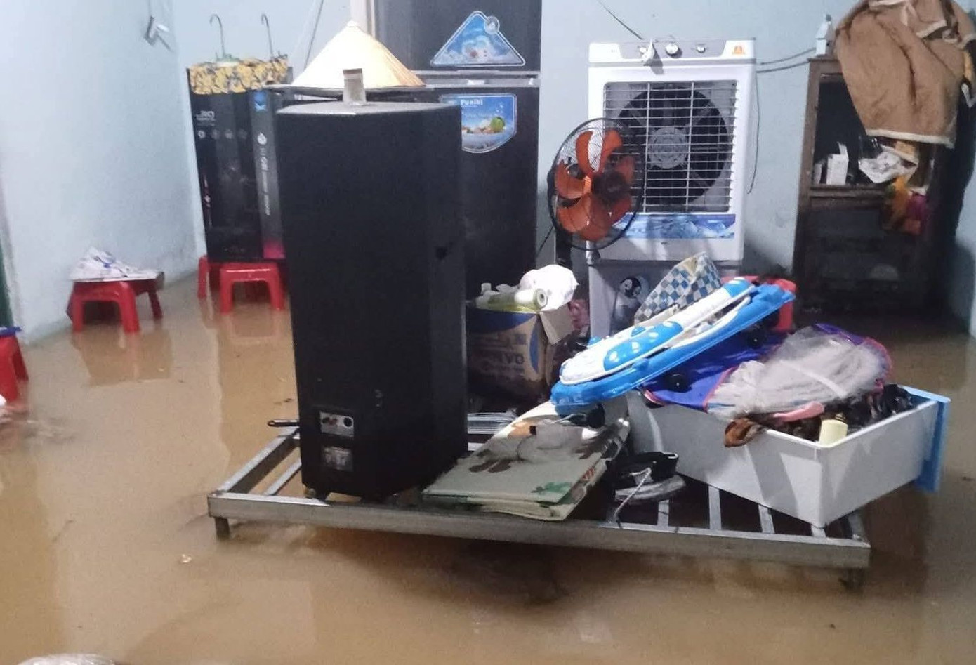 Người dân huyện Đại Lộc, Quảng Nam hối hả dọn đồ chạy lũ. Ảnh Đại Lộc