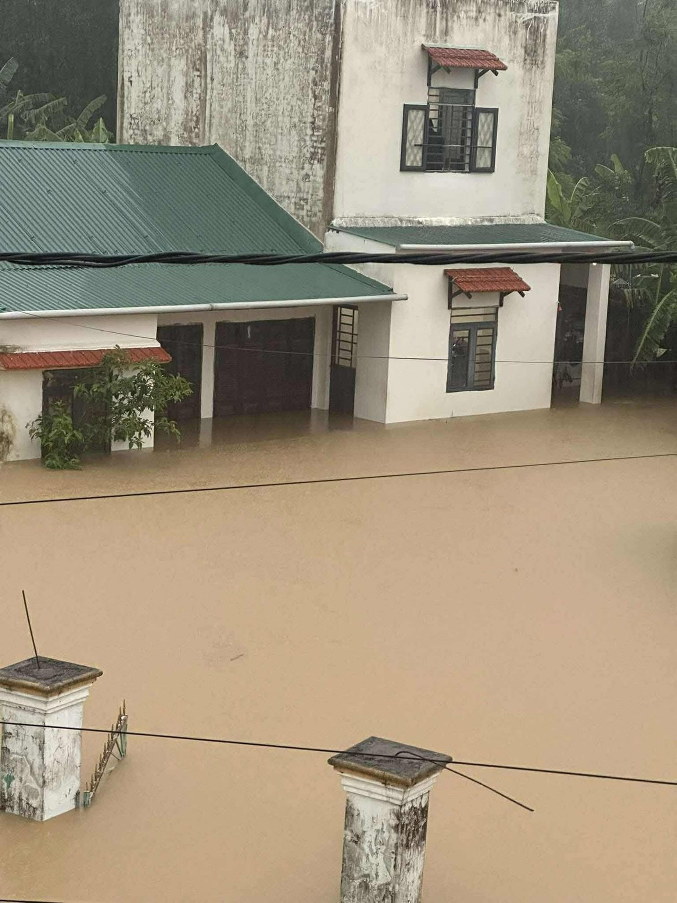 Nhiều nơi ở Quảng Nam bị nước lũ tấn công.