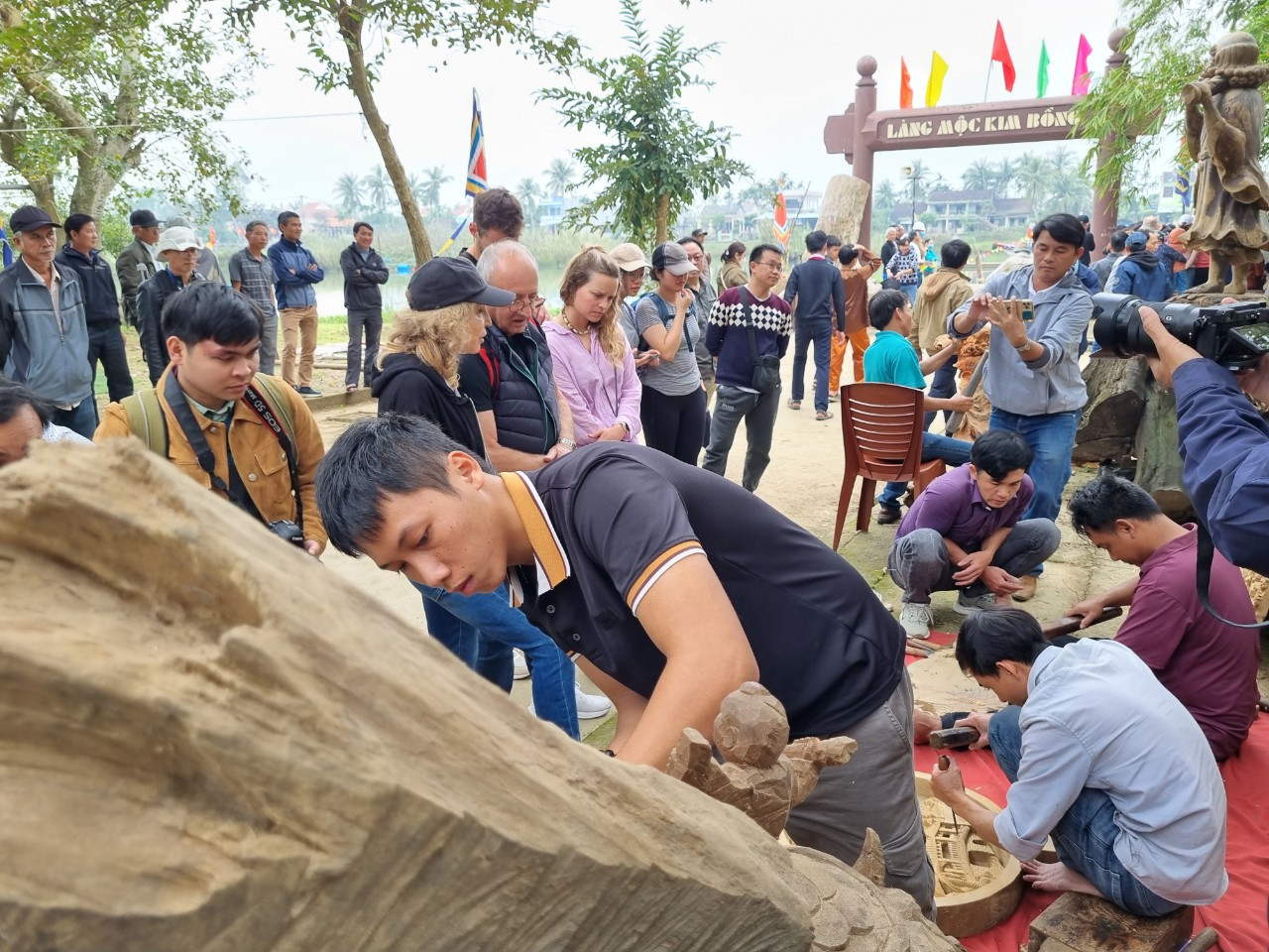 Sáng 2/2, rất đông du khách và người dân đổ về làng nghề mộc Kim Bồng (Hội An, Quảng Nam) tham gia các hoạt động lễ hội giỗ tổ nghề mộc truyền thống.