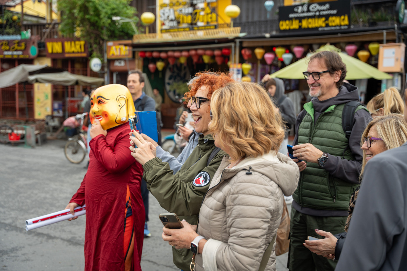 Lãnh đạo tỉnh Quảng Nam, thành phố Hội An chào đón đoàn khách đầu tiên tham quan trong ngày đầu năm mới 2025.