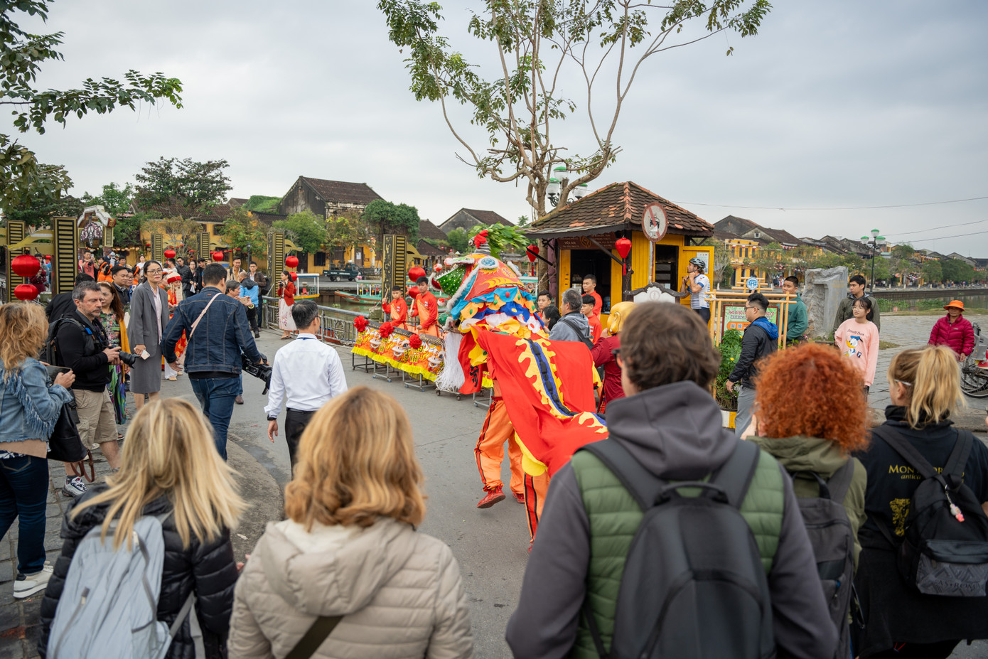 Lãnh đạo tỉnh Quảng Nam, thành phố Hội An chào đón đoàn khách đầu tiên tham quan trong ngày đầu năm mới 2025.