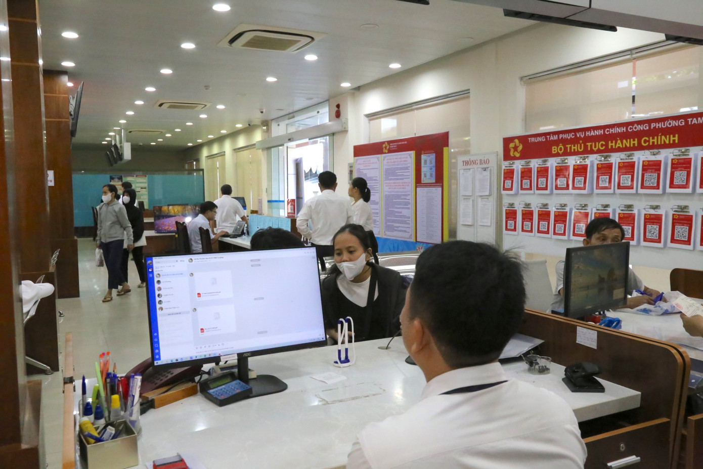 Cán bộ đến rất sớm để chuẩn bị công tác, sẵn sàng phục vụ người dân. Cán bộ đến rất sớm để chuẩn bị công tác, sẵn sàng phục vụ người dân.