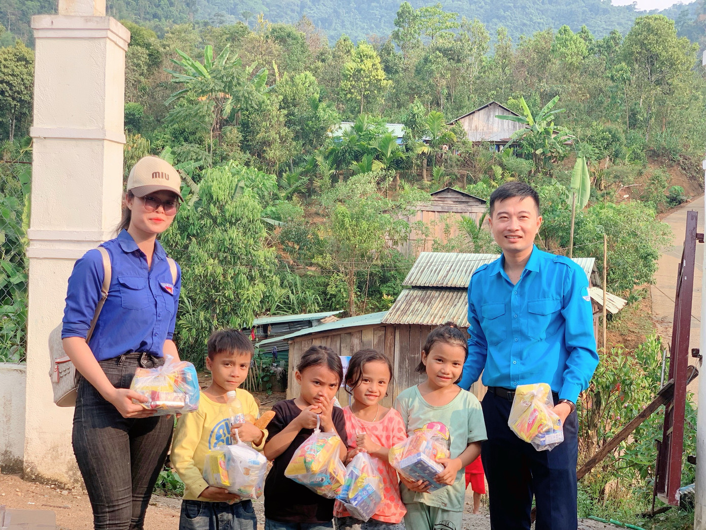 Nỗ lực, sẻ chia khó khăn với cô trò, người dân ở nóc thiếu điện, thiếu nước. Nỗ lực, sẻ chia khó khăn với cô trò, người dân ở nóc thiếu điện, thiếu nước.