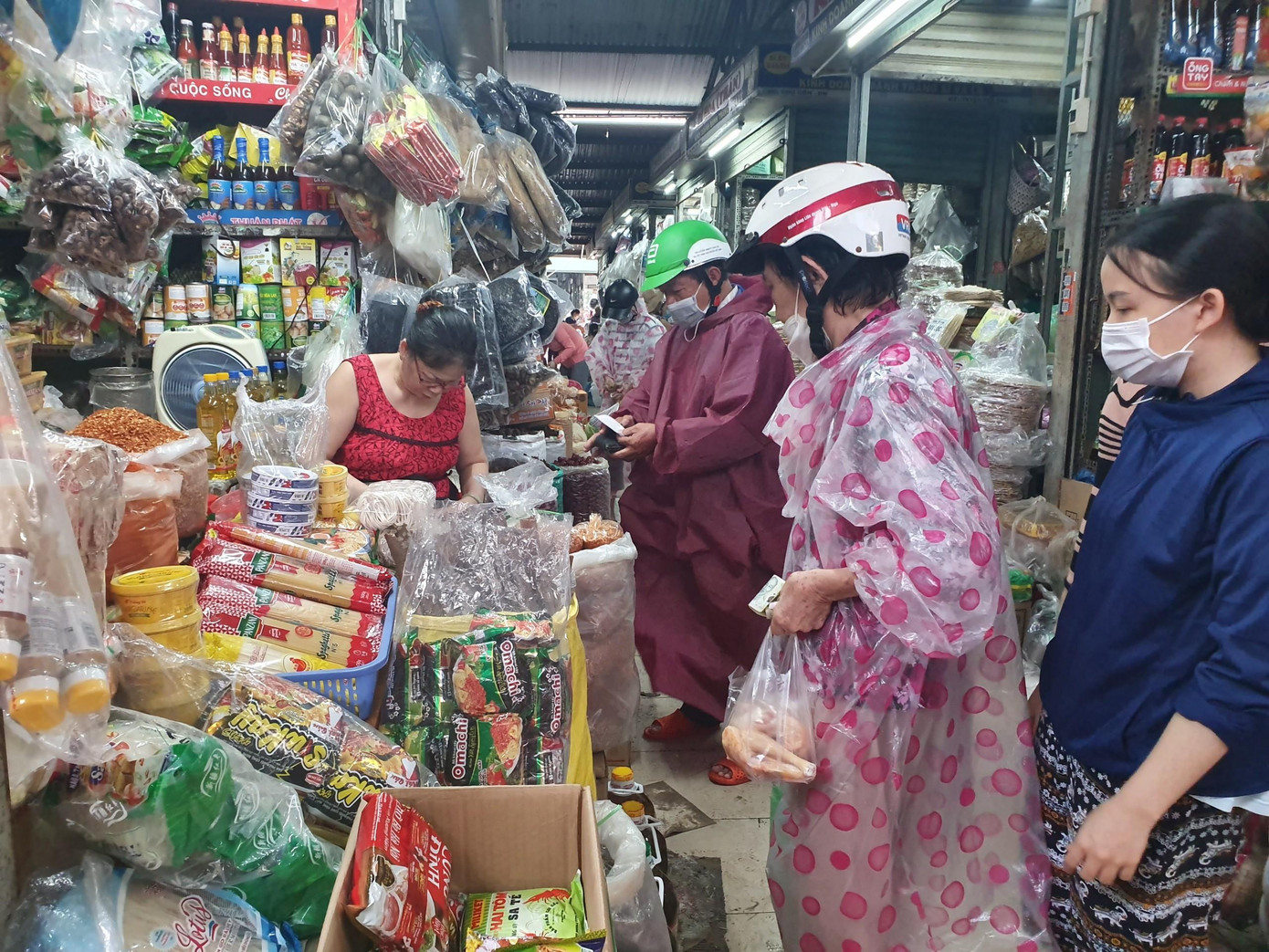 Nhiều người dân tranh thủ mua hàng tích trữ trước giờ chợ đóng cửa tránh bão. Ảnh Đức Anh