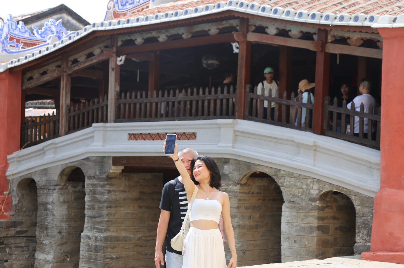 Du khách ghi lại khoảnh khắc hình ảnh Chùa Cầu trong diện mạo mới.