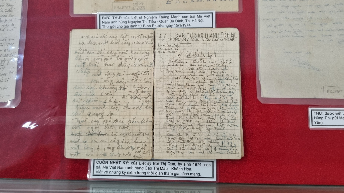Mỗi kỷ vật dù rất giản dị, đời thường nhưng ẩn chứa trong mình câu chuyện về những hồi ức. Mỗi kỷ vật dù rất giản dị, đời thường nhưng ẩn chứa trong mình câu chuyện về những hồi ức.