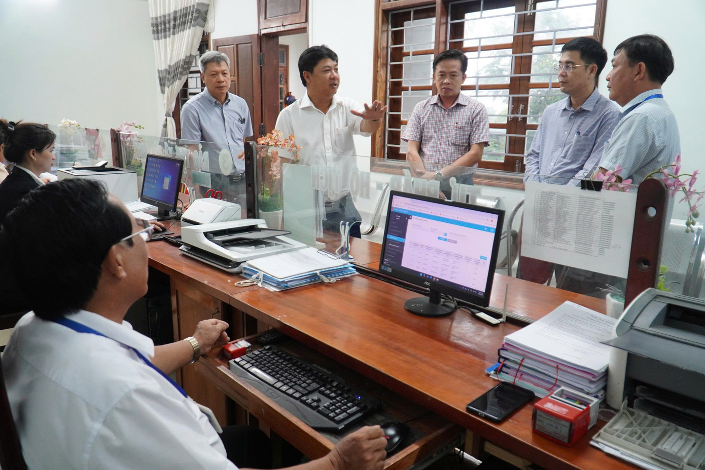 Ông Lương Nguyễn Minh Triết - Bí thư Tỉnh uỷ Quảng Nam kiểm tra các điều kiện chuẩn bị cho vận hành thí điểm mô hình chính quyền 2 cấp. Ảnh Văn Toàn