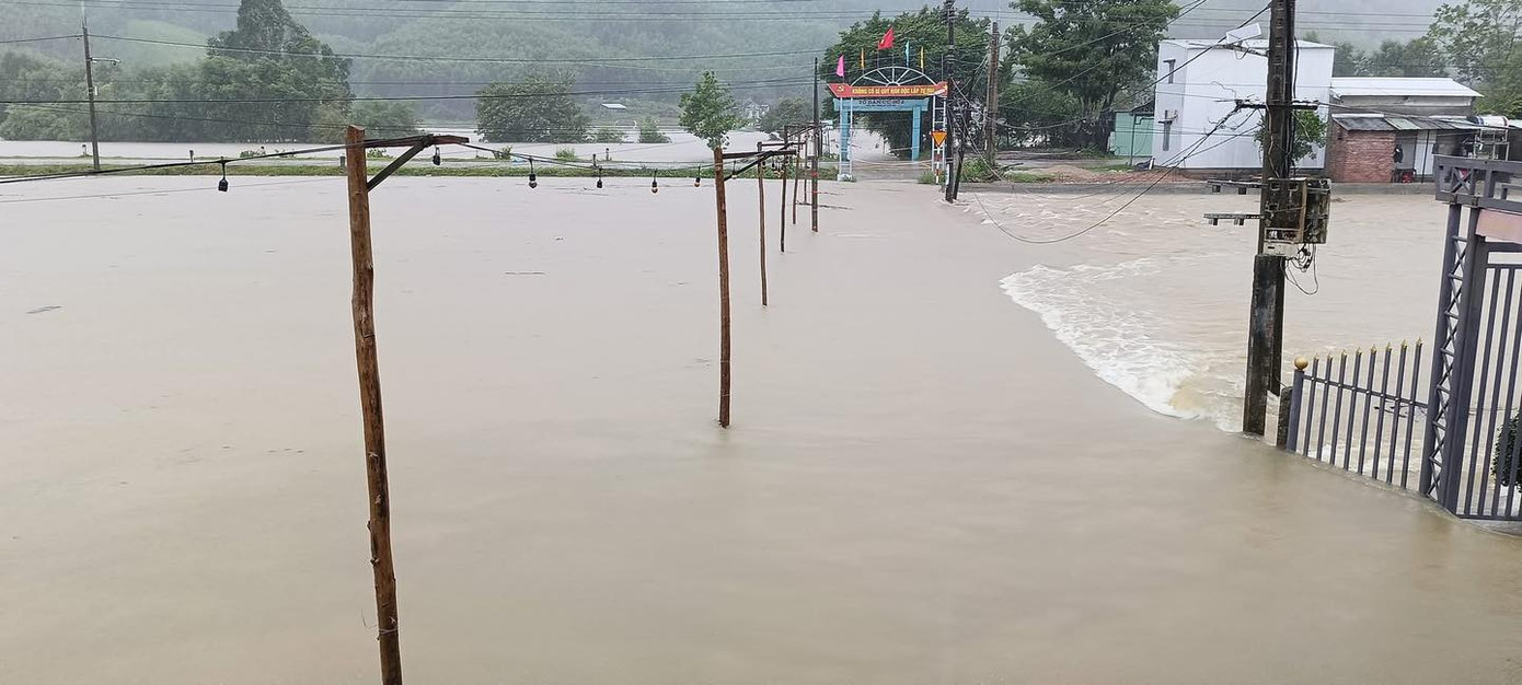 Người dân huyện Đại Lộc, Quảng Nam hối hả dọn đồ chạy lũ. Ảnh Đại Lộc