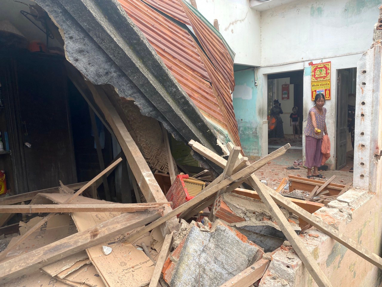 Ngôi nhà của người dân bị sập tường, bay ngói sau vụ rơi máy bay.