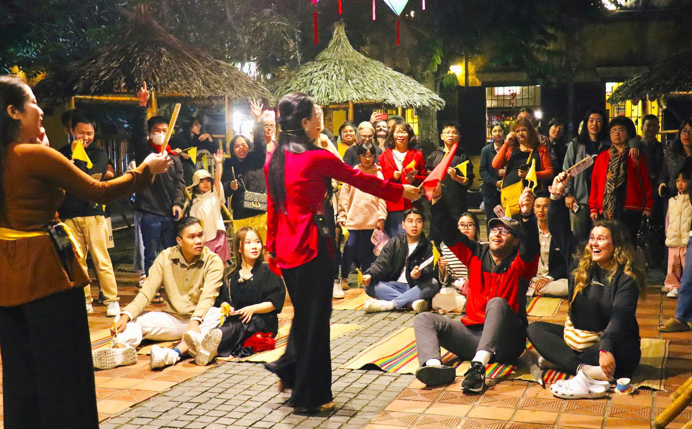 Du khách hào hứng tham gia hát bài chòi ở phố cổ Hội An. Du khách hào hứng tham gia hát bài chòi ở phố cổ Hội An.