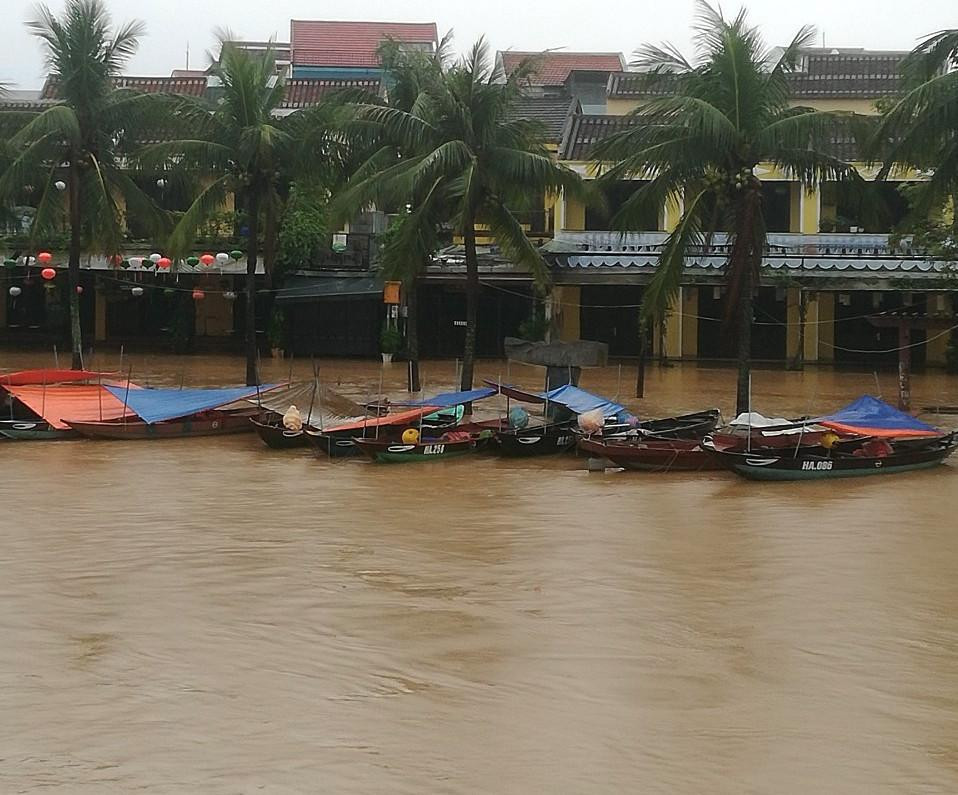 Nước sông Hoài dâng cao - Ảnh T. X. A Nước sông Hoài dâng cao - Ảnh T. X. A