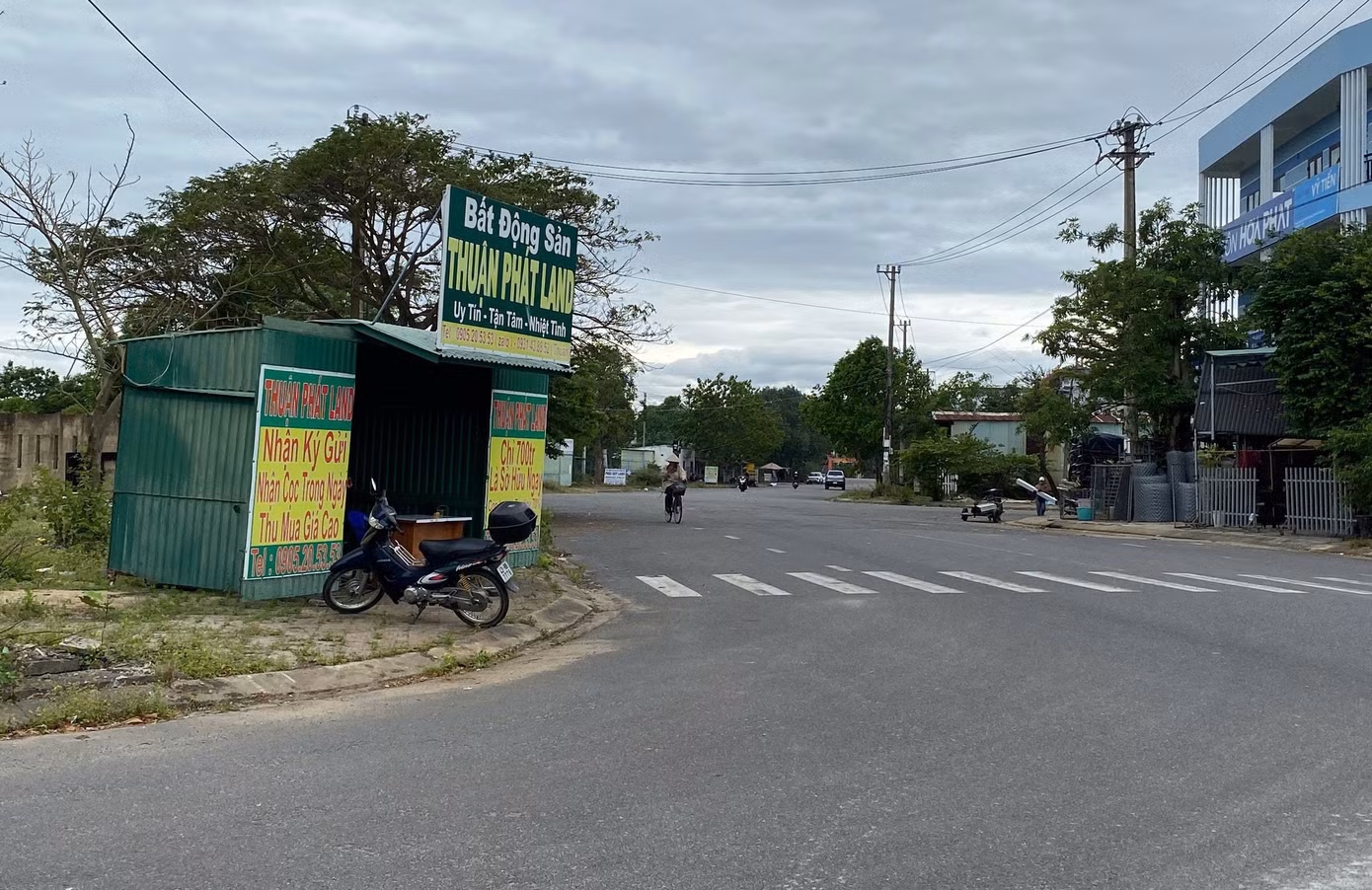 Nhiều ki ốt bất động sản khu vực giáp ranh Quảng Nam - Đà Nẵng mở cửa trở lại.