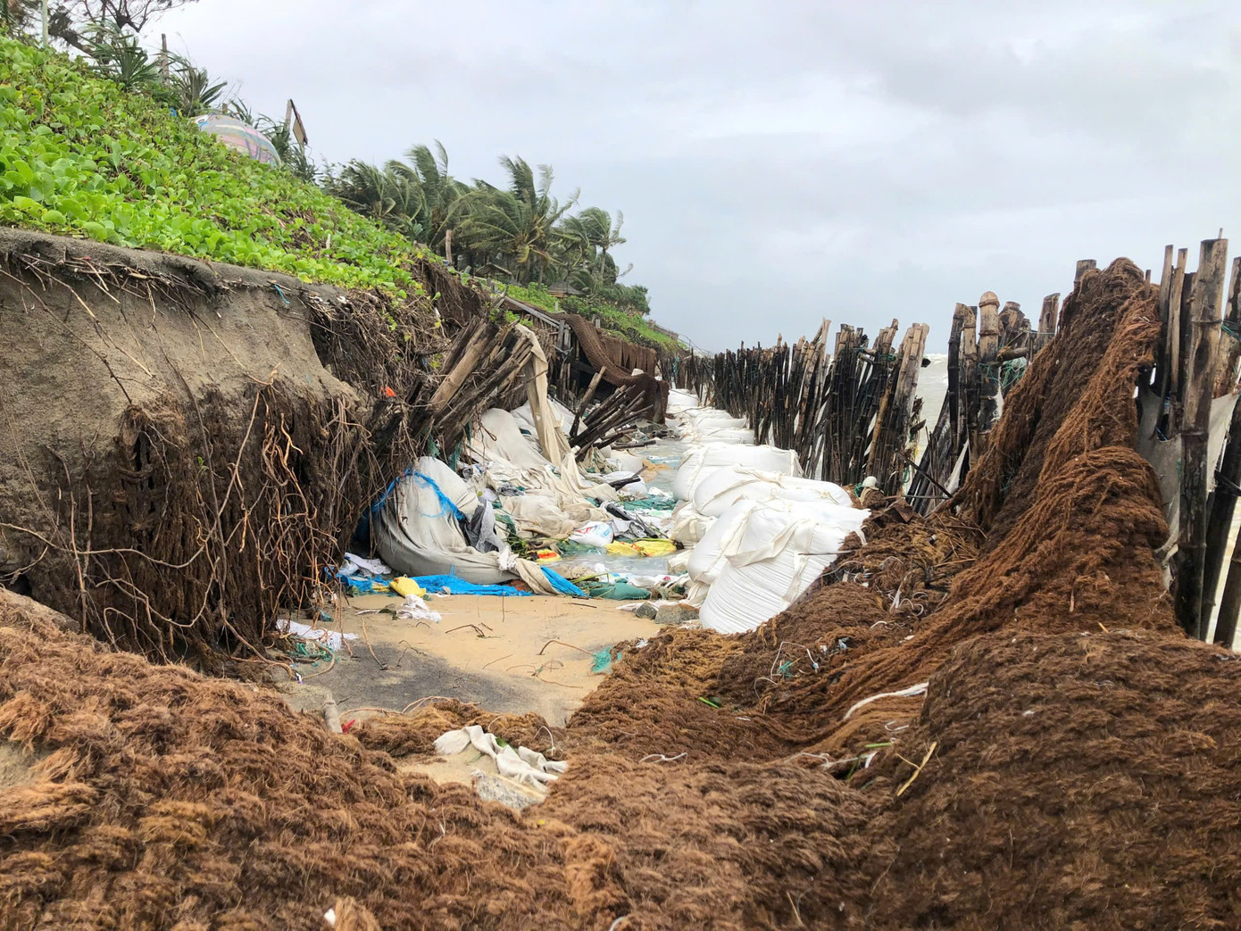 Bờ kè tạm bị sóng biển dâng cao kèm theo gió mạnh đã làm hư hỏng, cuốn trôi một khối lượng lớn cát.