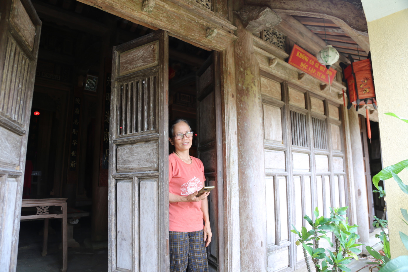 Các thế hệ con cháu truyền nhau kế thừa, chăm giữ nhà cổ như báu vật.