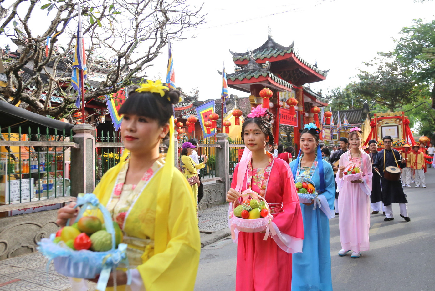 Lễ quả nối theo đoàn. Lễ quả nối theo đoàn.