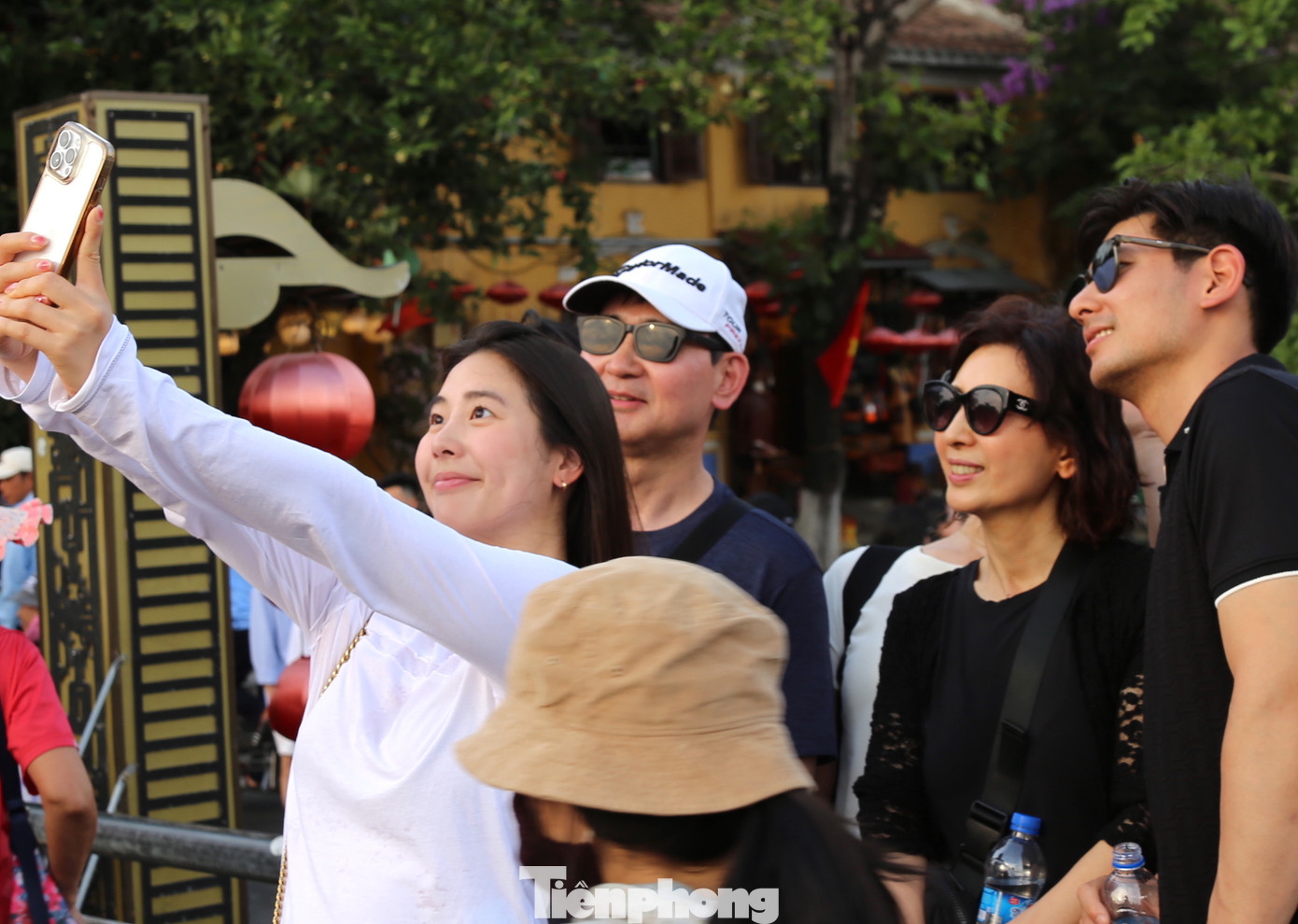 Bạn trẻ check-in, lưu lại khoảnh khắc đẹp cùng bạn bè, người thân dịp lễ. Ảnh: Hoài Văn