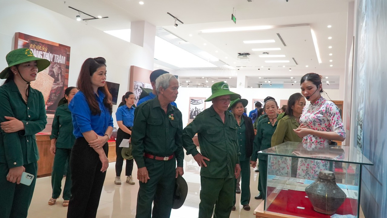 Tham quan, nghe thuyết minh khu trưng bày hiện vật Mẹ Việt Nam anh hùng. Tham quan, nghe thuyết minh khu trưng bày hiện vật Mẹ Việt Nam anh hùng.