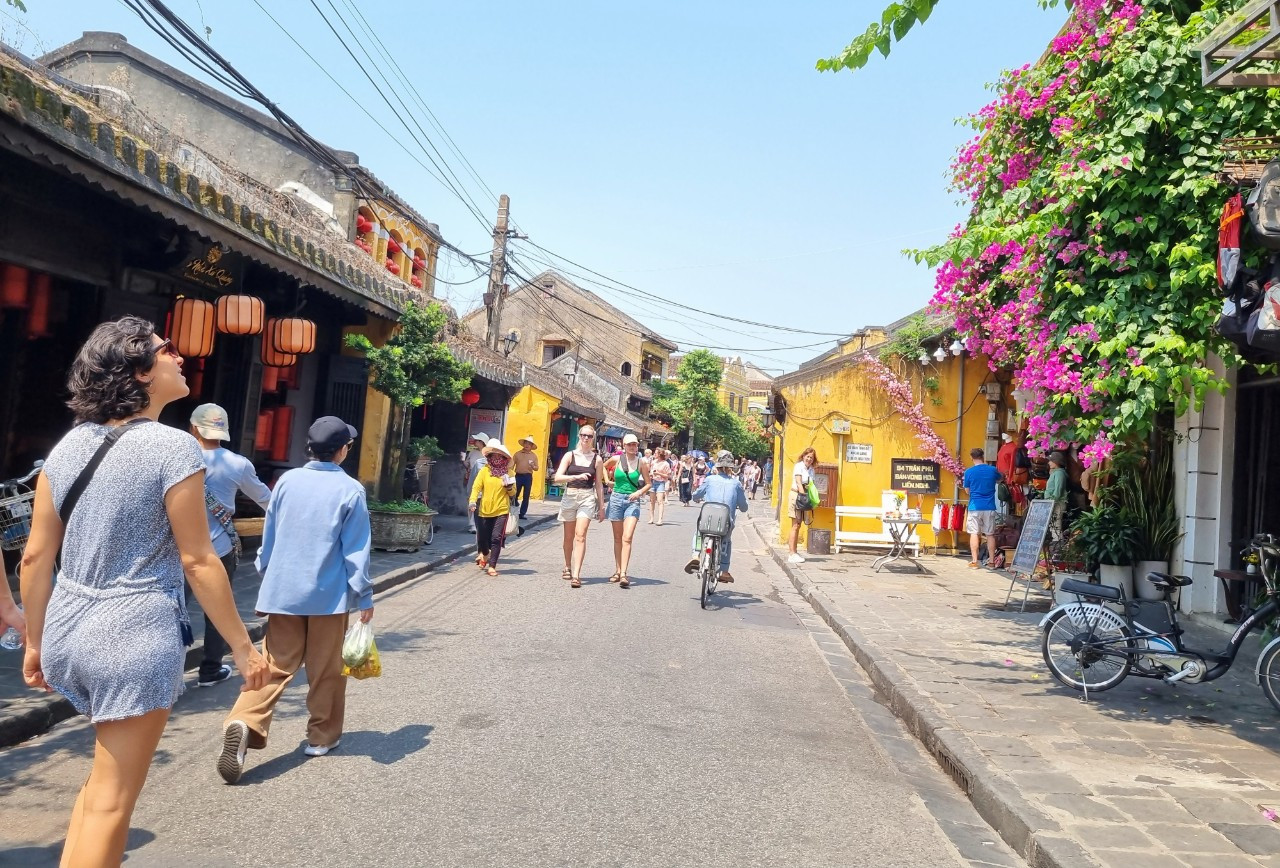 Du khách tham quan phố cổ Hội An. Du khách tham quan phố cổ Hội An.