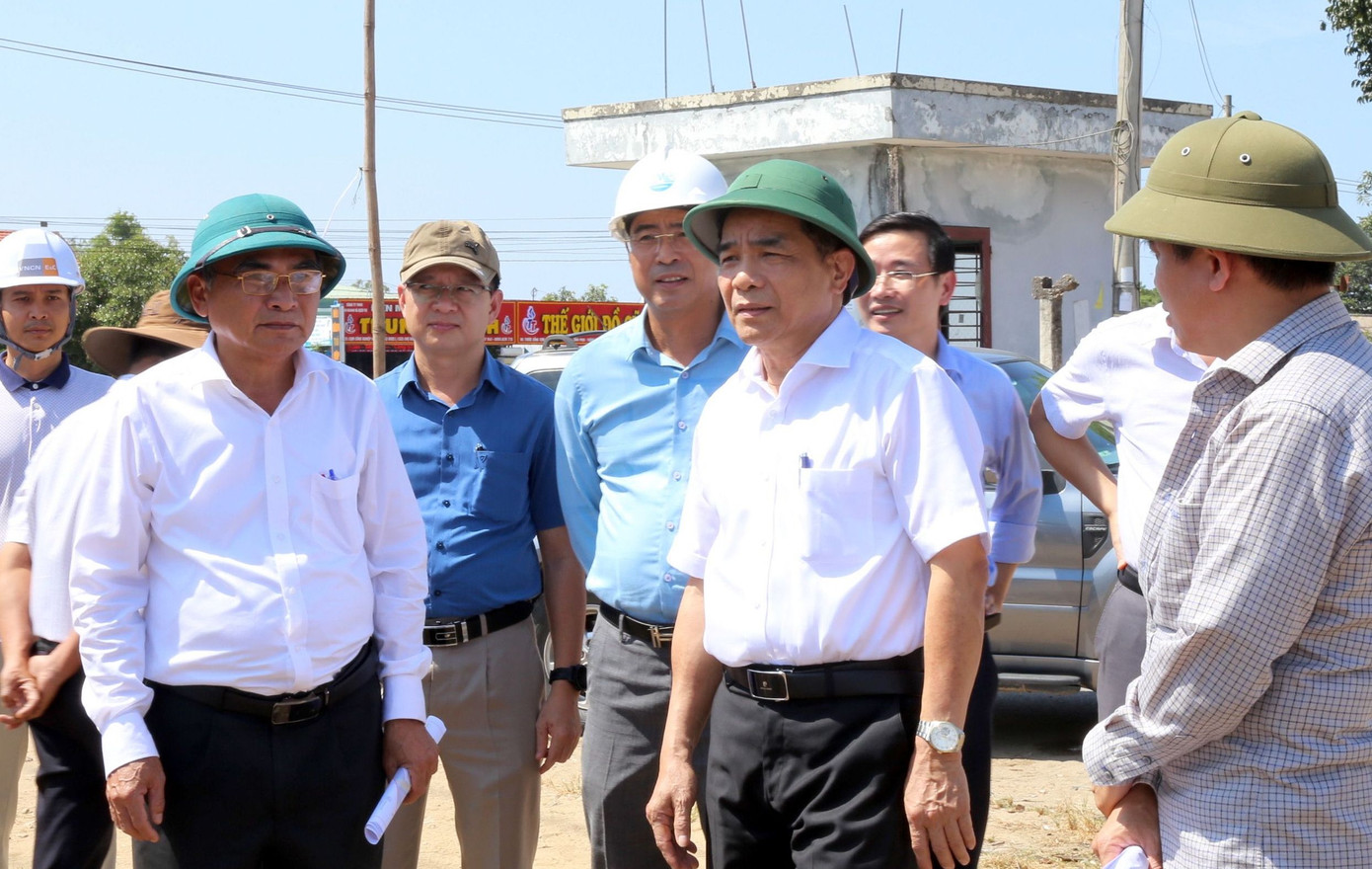 Chủ tịch UBND tỉnh Quảng Nam Lê Văn Dũng (thứ 2 từ phải sang) kiểm tra hiện trường tiến độ dự án trên địa bàn huyện Thăng Bình. Ảnh: Hoài Văn. Chủ tịch UBND tỉnh Quảng Nam Lê Văn Dũng (thứ 2 từ phải sang) kiểm tra hiện trường tiến độ dự án trên địa bàn huyện Thăng Bình. Ảnh: Hoài Văn.