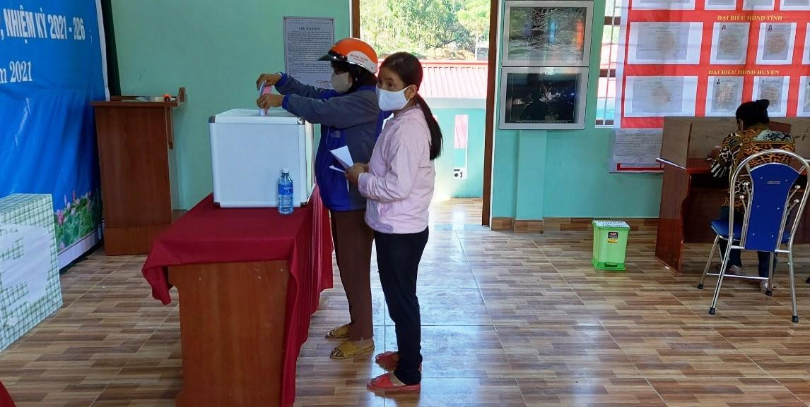 Người dân vùng sạt lở Trà Leng đi bầu cử.