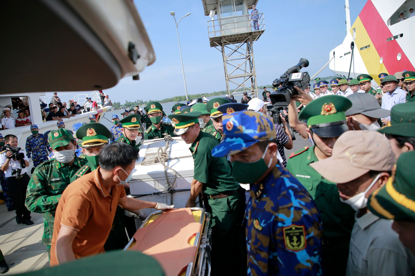 Cùng với 78 ngư dân thoát chết trở về còn có 2 thi thể. Cùng với 78 ngư dân thoát chết trở về còn có 2 thi thể.