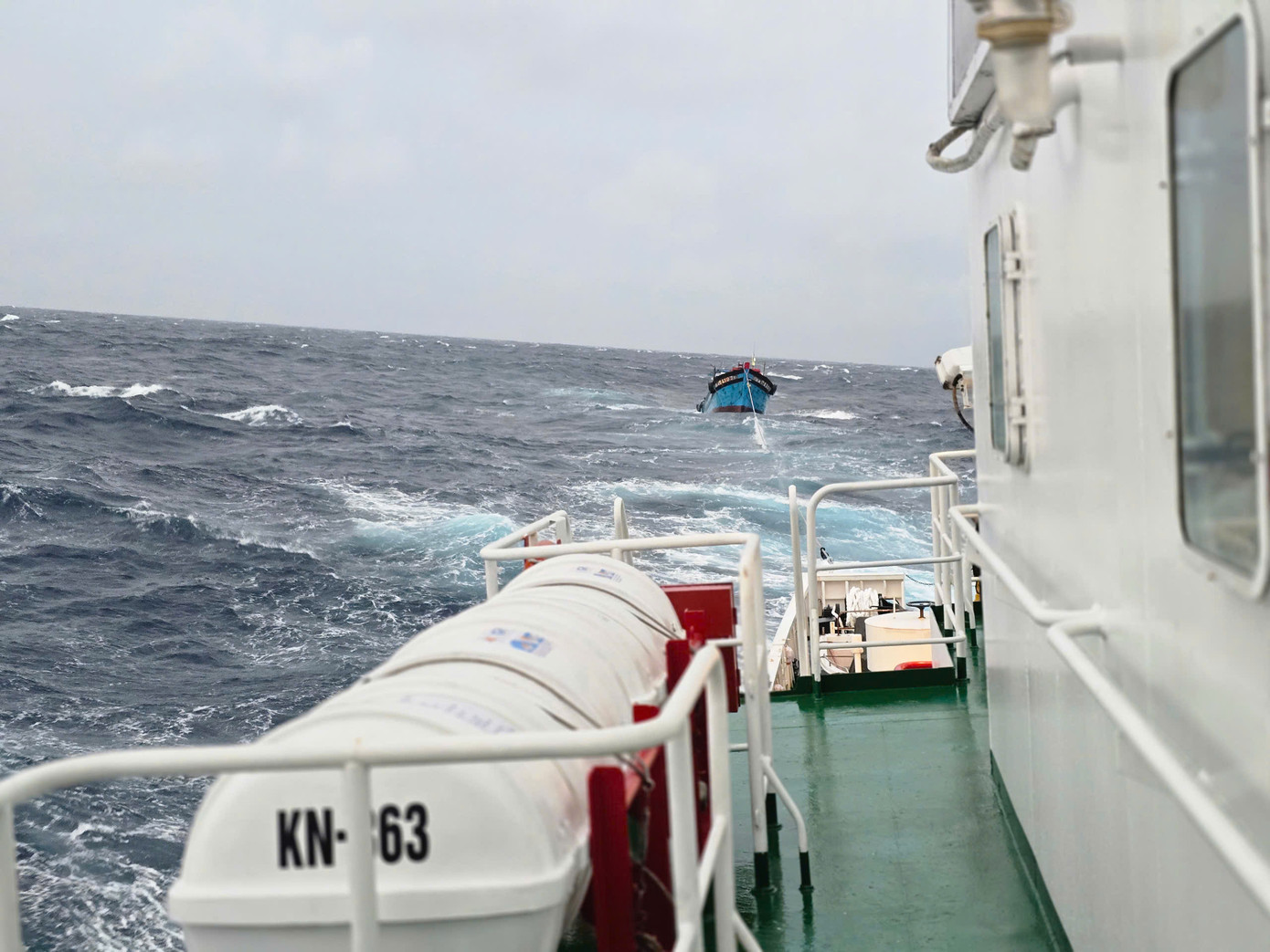 Bộ Tư lệnh Vùng Cảnh sát biển 2 kịp thời cứu nạn 3 tàu cá gặp nạn trên biển trong bão số 1. Bộ Tư lệnh Vùng Cảnh sát biển 2 kịp thời cứu nạn 3 tàu cá gặp nạn trên biển trong bão số 1.