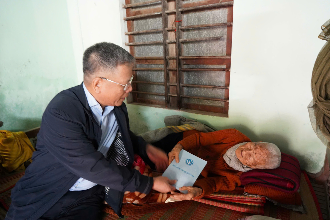 Đoàn đến thăm và tặng quà Tết cho các gia đình chính sách.