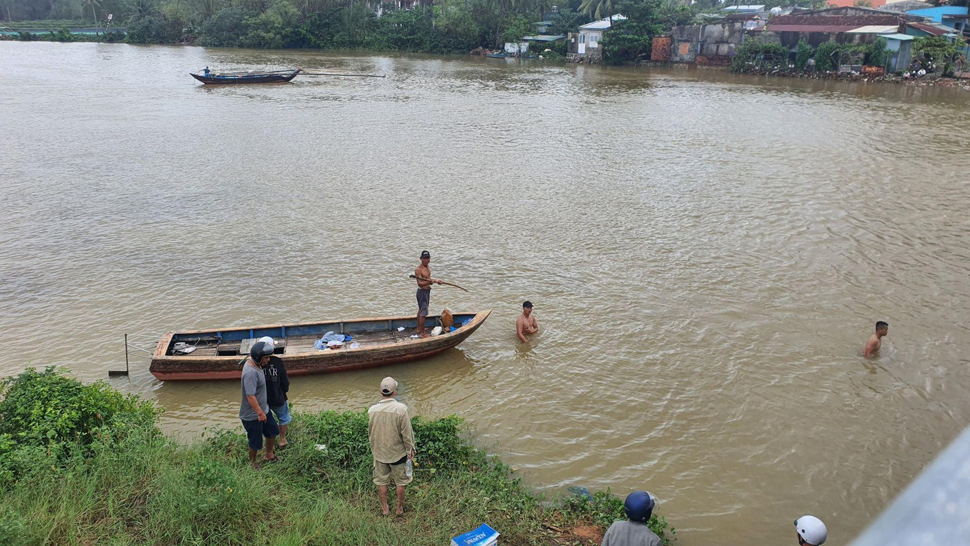 Lực lượng chức năng và người dân tìm kiếm nam sinh mất tích, nghi nhảy cầu tự tử. Lực lượng chức năng và người dân tìm kiếm nam sinh mất tích, nghi nhảy cầu tự tử.