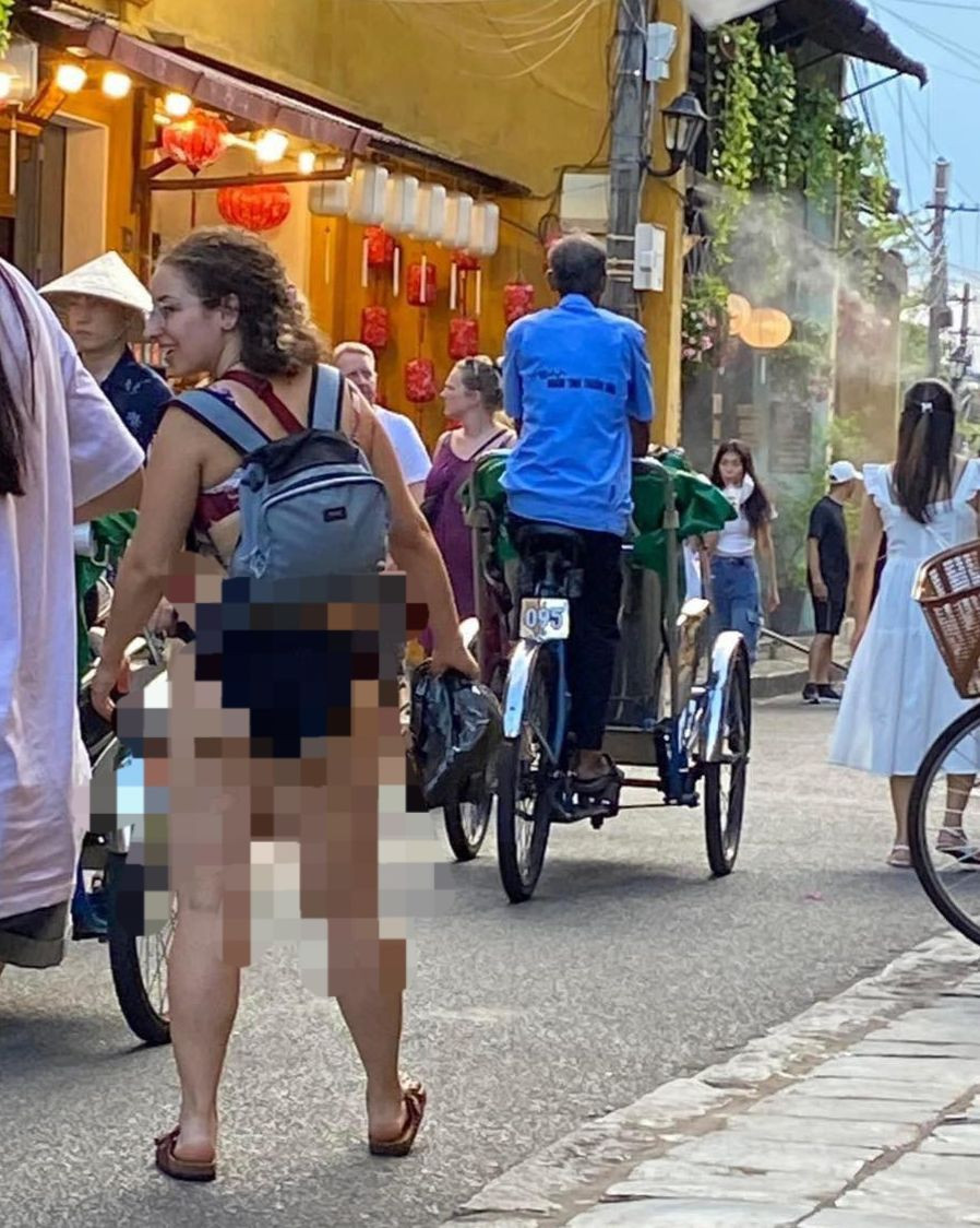 Nhiều ý kiến bức xúc việc du khách ăn mặc phản cảm dạo phố cổ Hội An. Ảnh FB