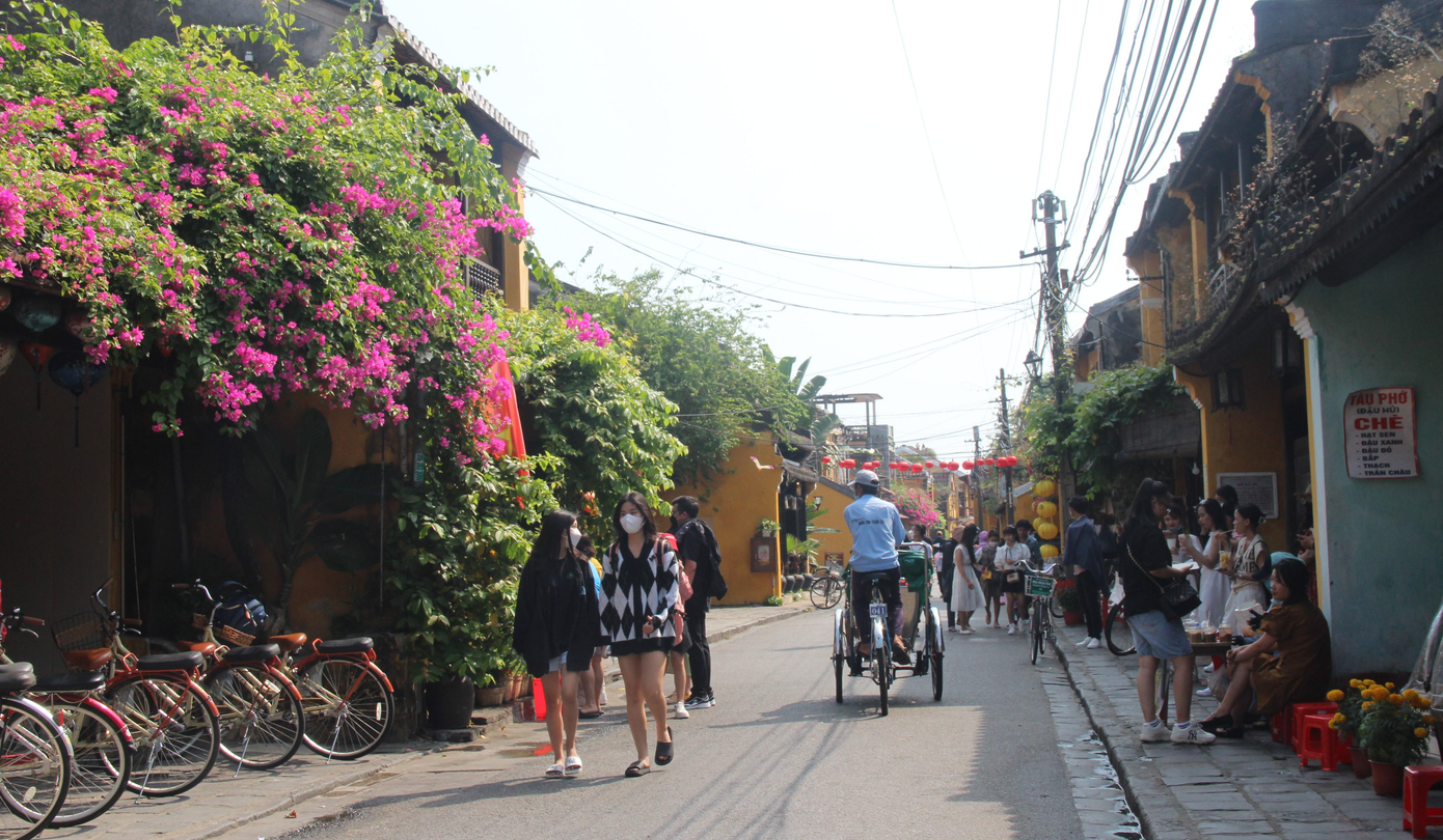 Ngày 19/2, ghi nhận của PV Tiền Phong tại phố cổ Hội An, rất đông du khách đã đến đây tham quan.
