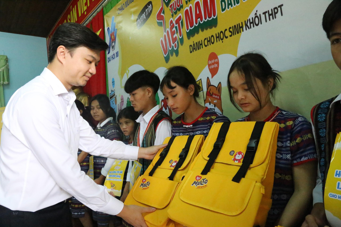 Bí thư T.Ư Đoàn Nguyễn Minh Triết trao học bổng và quà tặng 30 em học sinh có hoàn cảnh khó khăn vươn lên trong học tập. Bí thư T.Ư Đoàn Nguyễn Minh Triết trao học bổng và quà tặng 30 em học sinh có hoàn cảnh khó khăn vươn lên trong học tập.